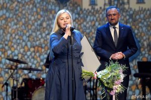 Laureatka medalu "Gdynia bez Barier" asp. Ewa Kurowska. Nagrodę wręczył wiceprezydent Gdyni Tomasz Augustyniak 