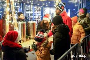 Gdynianie przy stanowisku z gorącym kakao podczas zabawy mikołajkowej na placu Grunwaldzkim