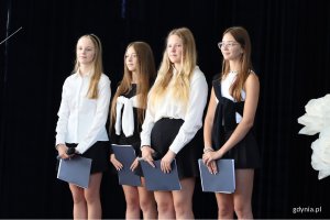 Jubileusz 90-lecia SP 8 w Gdyni, na zdjęciu uczennice szkoły