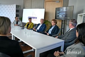Wojciech Folejewski – prezes zarządu OPEC, Anna Borkowska – dyrektorka PPNT Gdynia, wiceprezydent Gdyni Bartłomiej Austen i Piotr Langowski z firmy Gazuno podczas spotkania w PPNT Gdynia