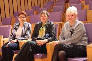 Błękitne Horyzonty 2025 w PPNT w Gdyni. Na zdjęciu od prawej: naczelniczka Wydziału Edukacji Iwona Tanewska,  dyrektorka II LO Elżbieta Zaborowska oraz dyrektorka SP 26 Anna Pączek (fot. Katarzyna Balcerzak)