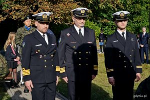Przedstawiciele Marynarki Wojennej RP składający kwiaty pod Obeliskiem Obrońc&oacute;w Kępy Oksywskiej podczas uroczystości z okazji 87. rocznicy zakończenia walk w obronie Kępy Oksywskiej