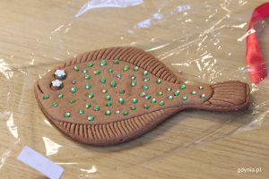 Projekt &bdquo;Wyjście z klasą&rdquo; w Muzeum Miasta Gdyni, za zdjęciu uczniowie z SP 52 podczas warsztat&oacute;w zdobienia piernik&oacute;w (fot. Katarzyna Balcerzak)