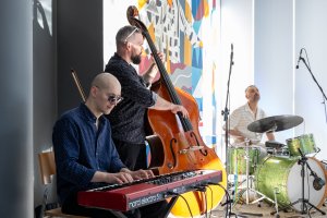 Trio w składzie: Szymon Burnos (klawisze), Maciej Sadowski (kontrabas) i Paweł Osicki (perkusja)