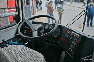 Miejsce kierowcy w jednym z zabytkowych Ikarus&oacute;w