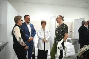 Grupa os&oacute;b w białych fartuchach