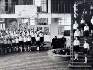 Szkoła Podstawowa nr 21 w Gdyni, uroczystość na holu szkoły rok 1969 (fot. archiwum szkoły)