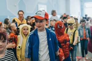 Dzieci w bajkowych strojach w ZSP nr 2 w Gdyni