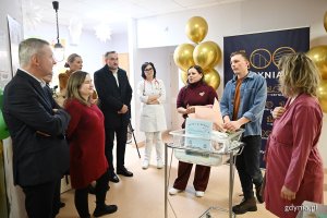 Na zdjęciu m.in. Aleksandra Kosiorek, prezydent Gdyni i Tomasz Augustyniak, wiceprezydent Gdyni, Dariusz Nałęcz, prezes Zarządu sp&oacute;łki Szpitale Pomorskie z rodzicami Stasia (fot. Michał Puszczewicz)