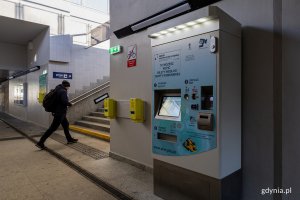 Automat biletowy w tunelu pod stacja pociagu.