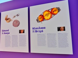 Fragment wystawy - zdjęcia rzeczy osobistych wraz z opisami historii ludzi do których należały