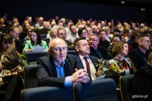 Uczestnicy gali wręczenia Nagrody Prezydenta Miasta Gdyni z okazji Międzynarodowego Dnia Teatru zgromadzeni w Teatrze Miejskim. Na pierwszym planie (w pierwszym rzędzie, od prawej): Igor Michalski - dyrektor Teatru Muzycznego w Gdyni oraz Bogdan Gasik - zastępca dyrektora Teatru Muzycznego // fot. Karol Stańczak