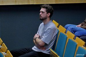 Filip Śmigielski, miejski rzecznik praw uczniowskich, podczas debaty &bdquo;Poza schematami&rdquo; 