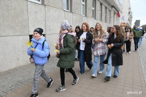 Młodzież na ulicach miasta rozdająca żonkile pamięci