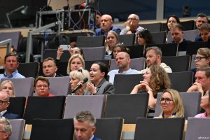 Na zdjęciu m.in. wiceprzewodniczący Rady Miasta Gdyni Ireneusz Trojanowicz, radni Gdyni Beata Zastawna i Łukasz Strzałkowski, pełnomocnik prezydenta Gdyni ds. dzielnic Paweł Korycki i Kordian Kulaszewicz z Fundacji Adaptacja