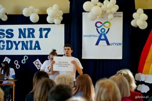 Jeden z uczni&oacute;w ZSS 17 prezentujący hasło &bdquo;Nie znoszę głośnych miejsc i dźwięk&oacute;w&rdquo; na uroczystości z okazji Światowego Dnia Świadomości Autyzmu