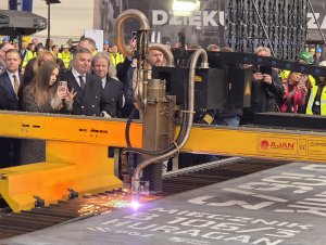 Uroczystość palenia blach pod okręt wojenny Huragan w PGZ Stoczni Wojennej 