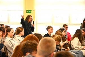 Chłopak z długimi włosami z mikrofonem