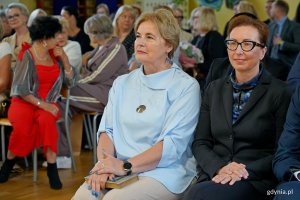 Od lewej: radna miasta Teresa Bysewska i Jolanta Jankowska-Żmich &ndash; pomorska wicekurator oświaty podczas uroczystości z okazji 90-lecia SP nr 11 