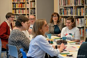 R&oacute;wni goście z pracownikami Biblioteki Gdynia podczas warsztat&oacute;w w Bibliotece Śr&oacute;dmieście 