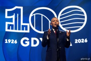 na zdjęciu prezydent Karol Nawrocki na scenie