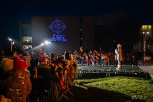 Występ wokalistki z Młodzieżowego Domu Kultury w Gdyni podczas gdyńskich mikołajek na placu Grunwaldzkim (fot. Kamil Złoch)