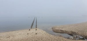 Babie Doły i torpedownia, która na moment zniknęła za mgłą. // fot. Magdalena Baranowska