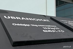 Napis na klapie ubraniomatu: oddając 1 kg, oszczędzasz 12,9 CO2 i 6240,9 l H2O 