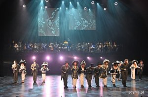 Zdjęcie z próby koncertu sylwestrowego „Rewia 90 & British”  w Teatrze Muzycznym. Scena zbiorowa // fot. Magdalena Czernek