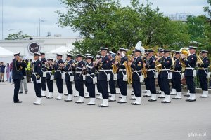 Orkiestra Reprezentacyjna Marynarki Wojennej podczas uroczystości przekazania obowiązk&oacute;w dow&oacute;dcy COM - DKM 