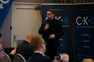 mjr dr hab. inż. Jarosław Stelmach z Safety Project wygłaszający wykład otwierający III Konferencję &bdquo;Branża wodno-kanalizacyjna &ndash; Ochrona i bezpieczeństwo infrastruktury krytycznej. Reagowanie w sytuacjach kryzysowych&rdquo;