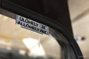 Wnętrze Ikarusa 280T, kt&oacute;ry już znajduje się na zajezdni PKT w Gdyni (fot. Kamil Złoch)