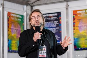 Mikołaj Zi&oacute;łkowski, szef agencji Alter Art, podczas konferencji prasowej na otwarcie Open'era 