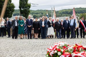 W uroczystościach wzięli udział parlamentarzyści i samorządowcy, jak m.in. senator Sławomir Rybicki, posłanka Wioleta Tomczak, poseł Marcin Horała, prezydent Gdyni Aleksandra Kosiorek, przewodniczący Rady Miasta Tadeusz Szemiot, wiceprzewodniczący Rady Miasta Ireneusz Trojanowicz i radni (fot. Karol Stańczak)