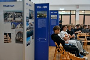 Uczniowie II LO podczas inauguracji wystawy &bdquo;Gdynia x 10&rdquo; w auli II LO w Gdyni 