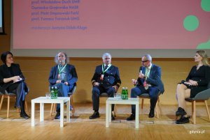 Panel dyskusyjny z udziałem prof. Włodzisława Ducha (UMK), Dominiki Grajewskiej (NASK), prof. Piotra Stepnowskiego (FarU), prof. Tomasza Tarasiuka (UMG) (fot. Magdalena Starnawska)