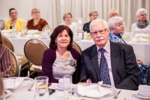 Para senior&oacute;w pozuje do zdjęcia przy świątecznym stole