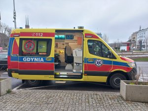 Widok  wnętrza ambulansu z boku, otwarte drzwi