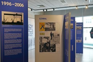 Ekspozytory z wystawą &bdquo;Gdynia x 10&rdquo; w Galerii Gdyńskiego Centrum Filmowego im. Leszka Kopcia