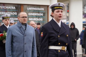 Wicewojewoda Emil Rojek składa kwiaty w imieniu wojewody Beaty Rutkiewicz