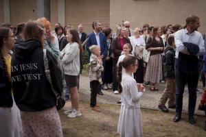 Grupa os&oacute;b w eleganckich strojach