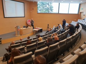 Dariusz Subocz opowiada o konserwacji dokumentów/fot. Sławomir Okoń