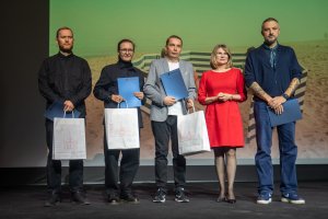 Honorata Krupka – skarbnik miasta Gdyni z laureatami nagrody i wyróżnień Prezydent Miasta Gdyni w konkursie Gdańsk Press Photo 2025 (od prawej): Tomkiem Kamińskim, Olkiem Knitterem, Martyną Niećko oraz Mikołajem Wasilewskim 