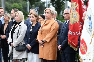 Uroczystości pod pomnikiem Ofiar Grudnia 1970 w ramach gdyńskich obchodów 45. rocznicy zakończenia strajków i podpisania porozumień sierpniowych. Od lewej radne Monika Strzałkowska, Beata Zastawna, Larysa Kramin i Teresa Bysewska (fot. Michał Puszczewicz)