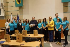 Przewodniczący Rady Miasta Gdyni Tadeusz Szemiot, radne Larysa Kramin i Teresa Bysewska oraz Jagna Ogonowska z Gdyńskiego Centrum Sportu w towarzystwie zawodniczek i trener&oacute;w