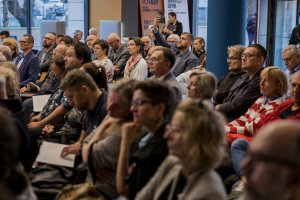 Publiczność spotkania wok&oacute;ł książki &bdquo;Heroiczna. Gdynia w latach II wojny światowej&rdquo;
