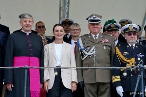 W uroczystości przekazania obowiązk&oacute;w dow&oacute;dcy COM - DKM wzięli udział m.in. wojewoda pomorska Beata Rutkiewicz i wiceprezydent Gdyni Rafał Geremek
