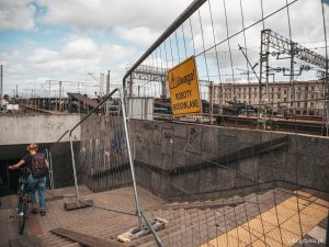 napis na ogrodzonym terenie budowy "Uwaga, roboty budowlane"