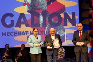 Zenon Ziaja (w środku) w towarzystwie prezydent Aleksandry Kosiorek i Mariusza Bzdęgi, dyrektora zarządzającego ds. kultury i aktywności mieszkańców