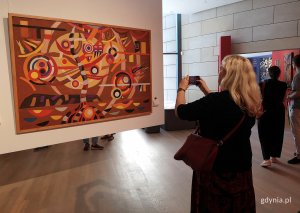 Kobieta fotografująca obiekt muzealny